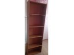 Libreria in legno con cinque ripiani
