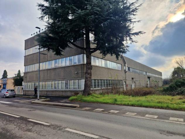 Immobile di 1920 m² con più di 5 locali in affitto a Rho
