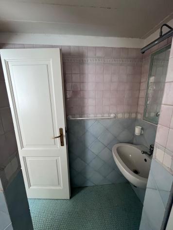 Ampia mansarda composta da un unico vano con 5 finestre, angolo cottura, bagno, il tutto in buone condizioni. Il monolocale si apprezza per il silenzi - Foto 6