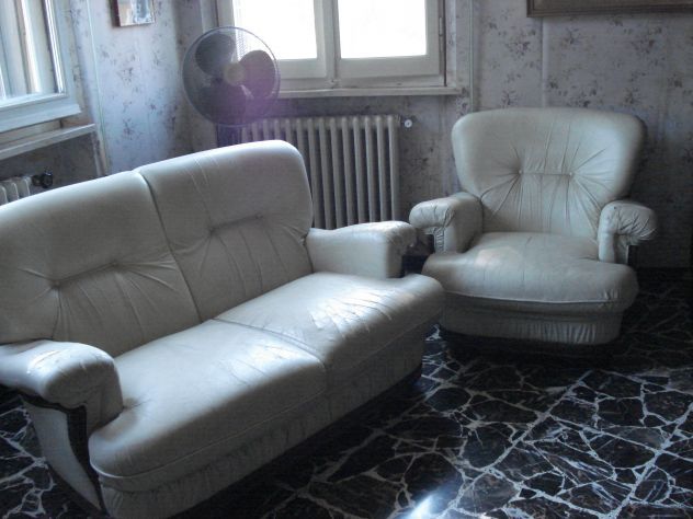 DIVANO A 2 POSTI CON 2 POLTRONE DI ECCELLENTE FATTURA - Foto 2