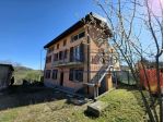 CASA BIFAMIALIARE NUOVA CON DUE APPARTAMENTI RISTICI E GIARDINO