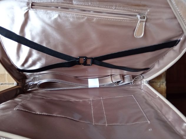 Borsa argentata nuova con cartellino