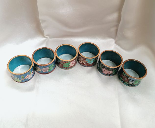 SET 6 ANTICHI PORTA-TOVAGLIOLO IN METALLO E SMALTI CLOISONNÉ, CINA, 1900. - Foto 3