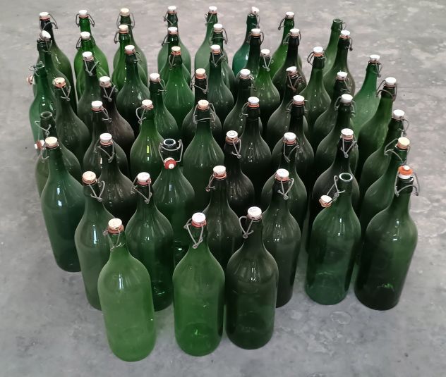 Vendo n. 56 bottiglioni da 2 litri.