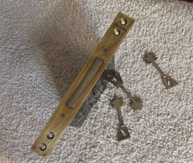 VECCHIA SERRATURA CON SCROCCO A 4 MANDATE 3 CHIAVI PER PORTE IN FERRO O LEGNO - - Foto 3