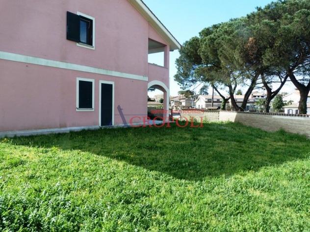 ANGUILLARA SABAZIA, LOCALITA’ POGGIO DEI PINI, APPARTAMENTO INDIPENDENTE CON AMPIO GIARDINO