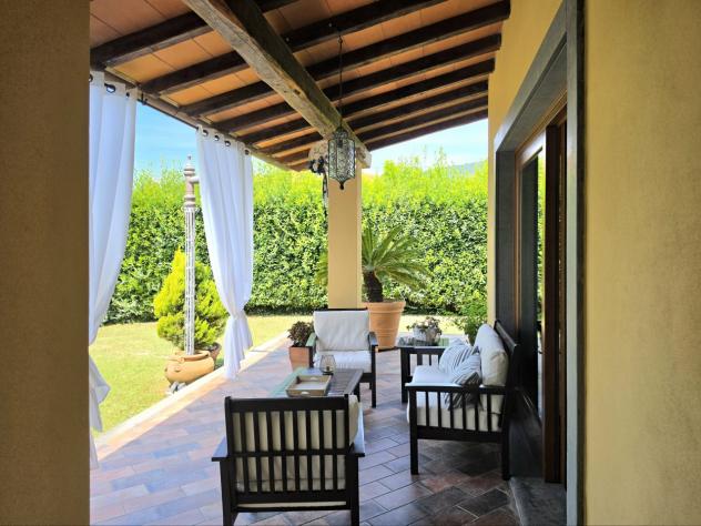 MASSA, villa di ampia metratura nella prima periferia, disposta su tre livelli con ampio giardino di circa 1.300 mq. Composta di salone con camino, cu - Foto 18