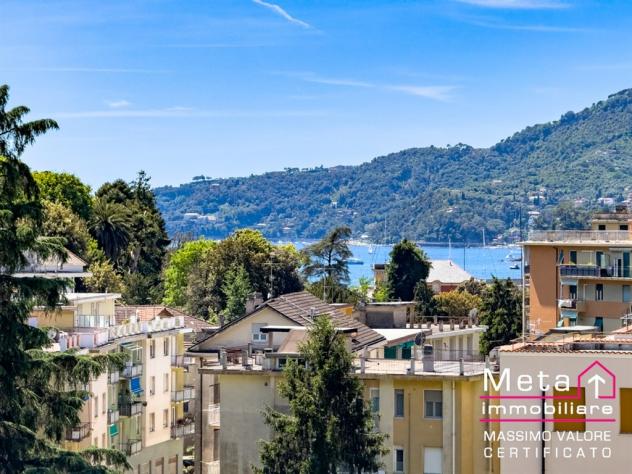 Rapallo, via A. Baisi 16 - Luminoso trilocale con ampi balconi