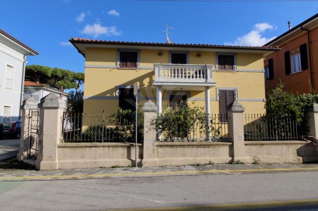VILLA di 12 vani e di 266 mq (PIETRASANTA) rif. 477