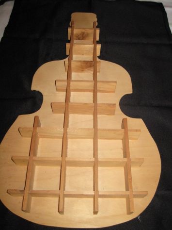 Portaoggetti in legno a forma di chitarra