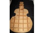 Portaoggetti in legno a forma di chitarra