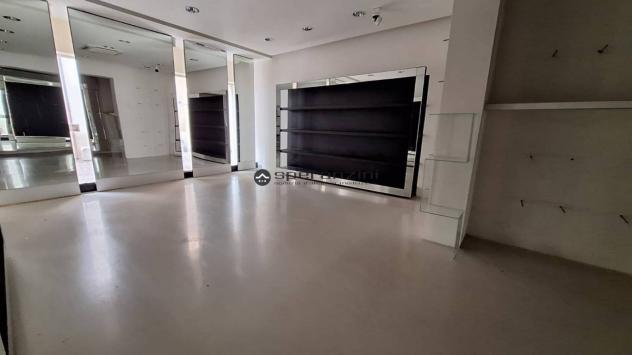 CENTRO STORICO: Nel cuore pulsante di fano, in una delle vie più prestigiose del centro storico, proponiamo in affitto un locale commerciale di grande - Foto 6