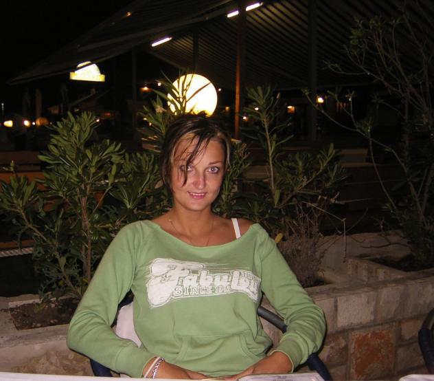 Donna di Reggio Calabria, 35 anni. Fisico Normale Tel: