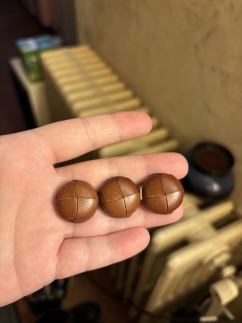 3 BOTTONI NUOVI UGUALI MA VINTAGE MAI USATI RARISSIMI PRATICAMENTE INTROVABILI O