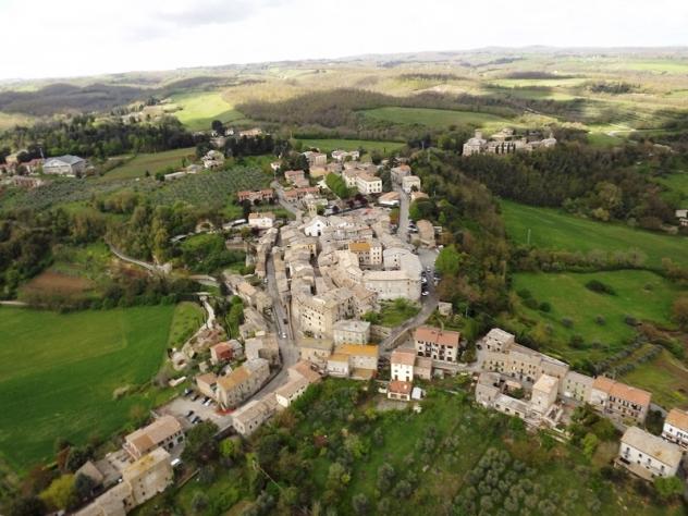 Porano - Vendesi fabbricato allo stato grezzo divisibile in più unità abitative con corte esterna
