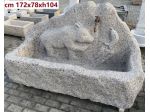 Grande fontana di granito con orso scolpito