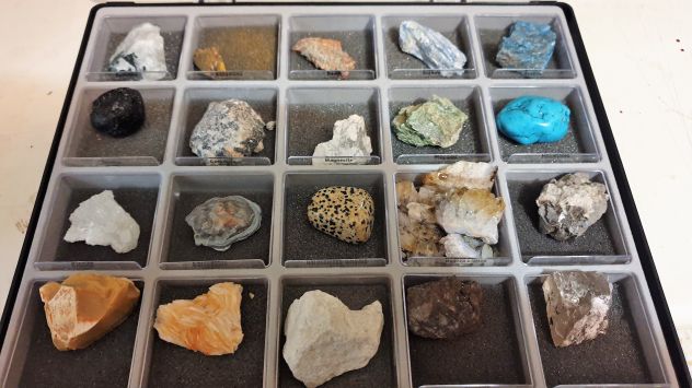 Raccolta Completa di Minerali e Gemme – N° 86 Elementi + Espositori e Schede - Foto 5
