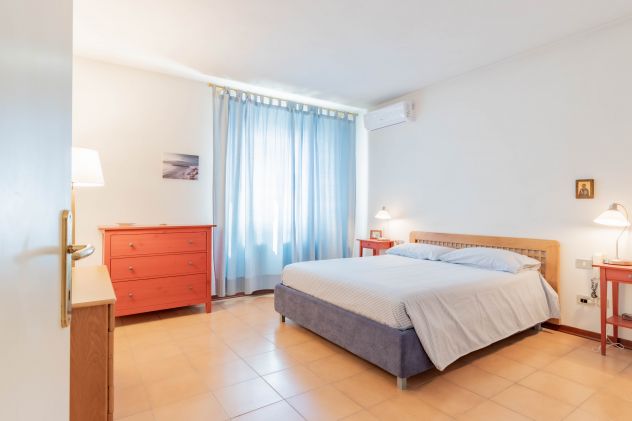 GHEZZANO: VILLA SINGOLA CON 3 CAMERE E GIARDINO SU QUATTRO LATI - Foto 5