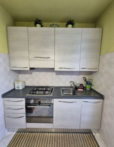 CUCINA COMPLETA + TAVOLO IN CORDINATO CON 4SEDIE