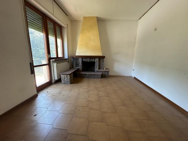 MASSA MARITTIMA AMPIO APPARTAMENTO AL SECONDO PIANO CON BALCONE - Foto 2