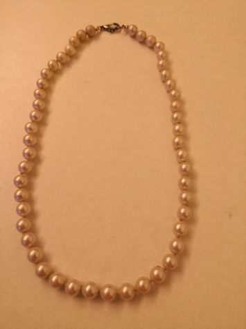 Collana girocollo con perle di bigiotteria con fermaglio.