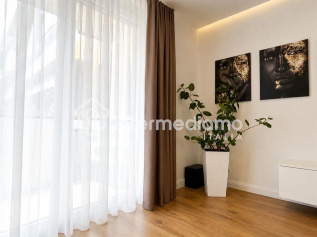 ELEGANTE QUADRILOCALE COMPLETAMENTE RISTRUTTURATO CON TERRAZZO - Foto 7