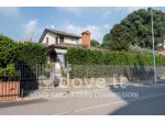 Villa di 190 m² con più di 5 locali e box auto in vendita a Mozzo