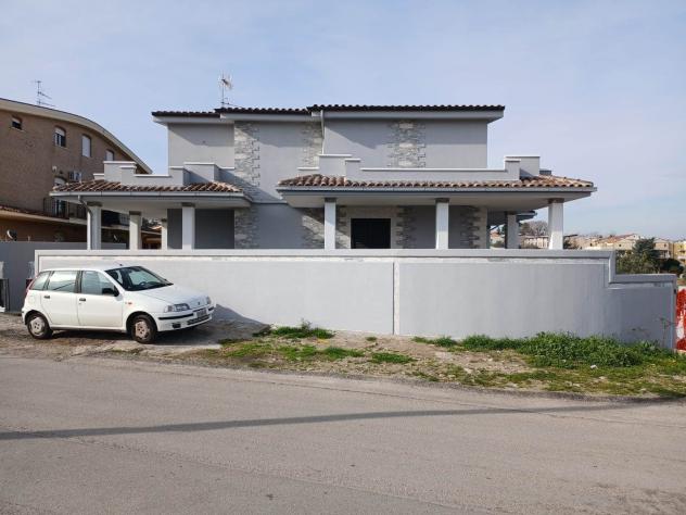 Villa in Vendita in zona INCORONATA con giardino - Foto 3