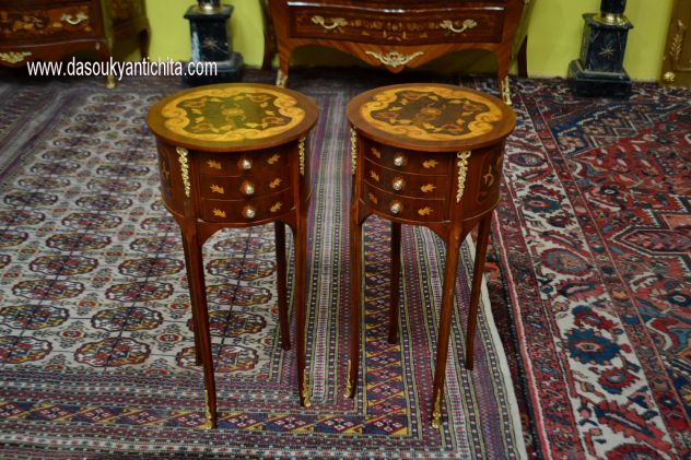 Coppia di tavolini-comodini tondi stile Luigi XV intarsiati - Foto 7