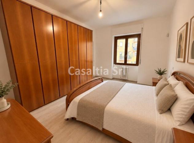 Stanza matrimoniale in trilocale ristrutturato, con aria condizionata e balcone disponibile da subito