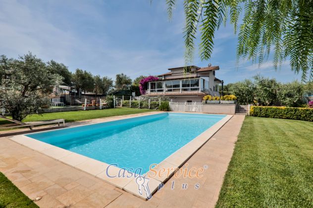 Villa panoramica su Roma con piscina terrazzo e giardino