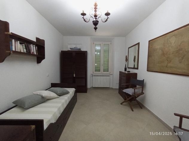 Appartamento con ingresso indipendente e posto auto . Primo piano . Completamente ristrutturato ed arredato . - Foto 2