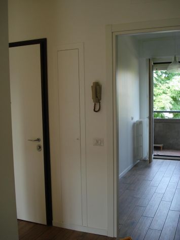 Trilocale con doppio balcone, ristrutturato e arredato - Foto 2