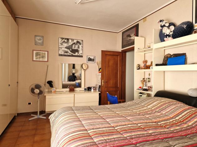 Marina di Massa, centro e a 200 m dal mare, appartamento al primo piano composto da ingresso, sala, cucina, disimpegno, due camere matrimoniali, bagno - Foto 11
