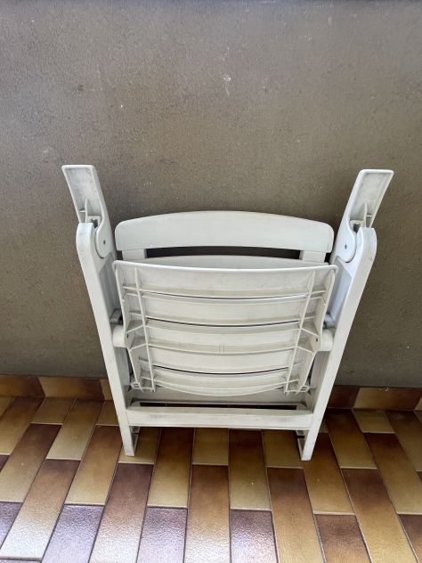 TAVOLO BIANCO DA ESTERNO IN PLASTICA  2 SEDIE PIEGHEVOLI - Foto 8