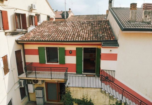 CASA INDIPENDENTE ( ABITAZIONE + NEGOZIO/UFFICIO) IN VERONA