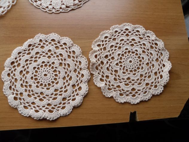 N° 2 SOTTOBICCHIERI FATTI A MANO DA CM. 13 IN COTONE DI COLOR BEIGE nuovo. - Foto 2