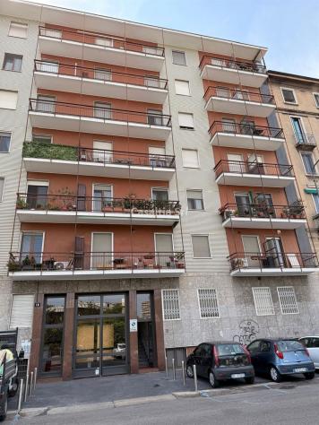 Stanza matrimoniale in trilocale ristrutturato, con aria condizionata e balcone disponibile da subito - Foto 2