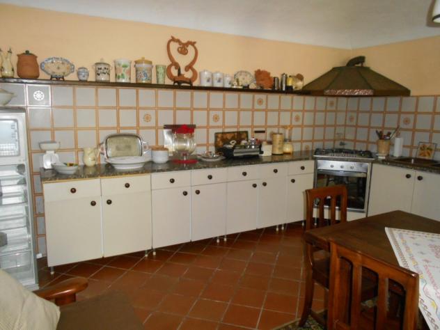 Indipendente su 2 piani: piano terra con ingresso con vano con comoda scala di collegamento, ampia cucina abitabile, sala, camera con bagno, altra cam - Foto 16