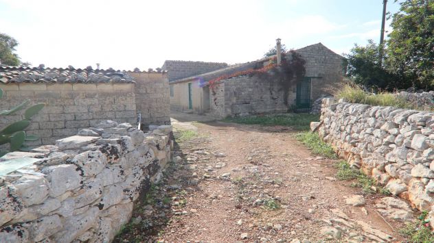 Scicli, sassi a vista in contrada Calamarieri - Foto 5