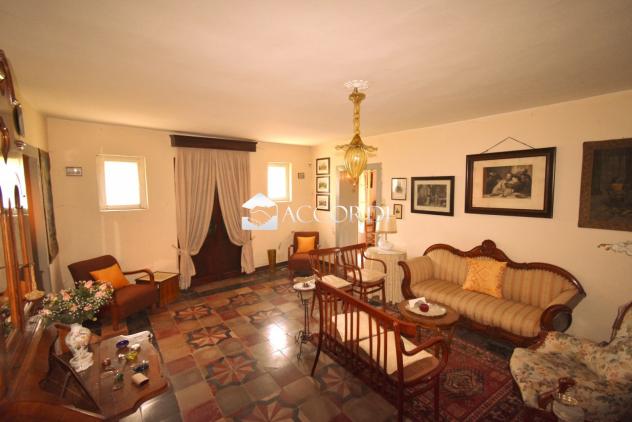 CASA INDIPENDENTE di 20 vani e di 500 mq (GODEGA DI SANT'URBANO) rif. GG56_6
