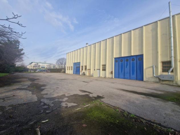Immobile di 2463 m² con più di 5 locali in vendita a Baranzate