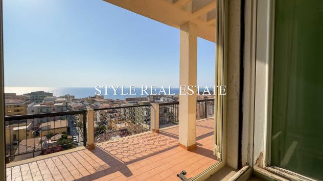 Attico con terrazza perimetrale e vista mare - Foto 7