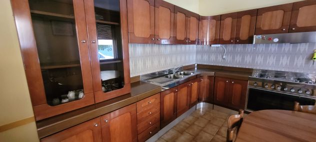 Cucina angolare in legno (330x260) + Lavastoviglie BOSCH + Tavolo e 6 Sedie