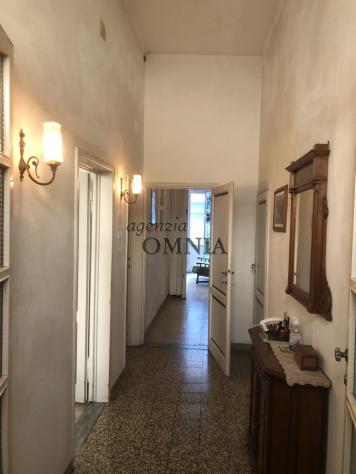 Immobile terratetto, da ristrutturare, disposto su due piani principali, oltre cantina e soffitta, con un gradevole giardino interno ed alcune pertine - Foto 3