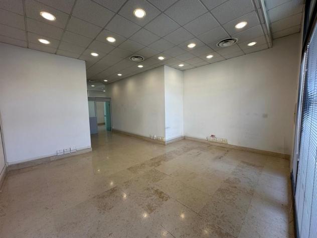 NEGOZIO CON VETRINE E TERRAZZINO A LECCO Centro - Foto 10