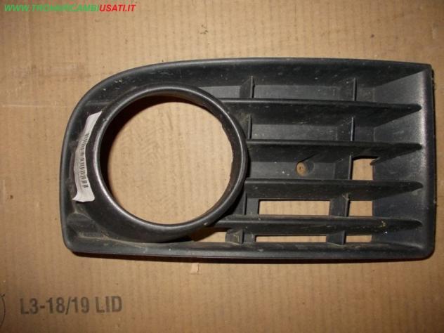 GRIGLIA LAT.D.PARAURTI ANT.(versione per fendinebbia) VOLKSWAGEN GOLF (1K) 3 porte / 5 porte Carrozzeria Lamierati esterni Paraurti Griglia di ven