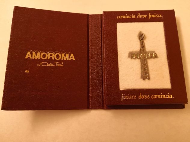 Pendente Crocifisso stilizzato la parola AMOROMA che si incrocia 1983