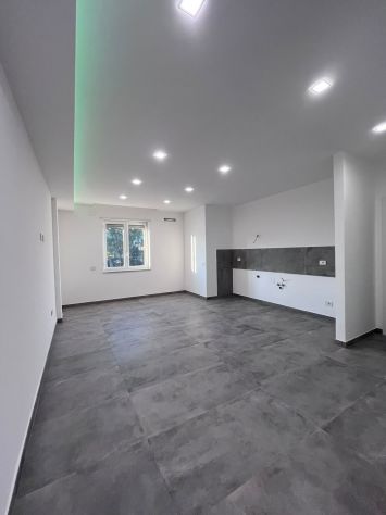 RIF. 561 €700,00 FRONTE VILLAGGIO COPPOLA APPARTAMENTO - Foto 6