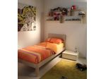 Letto singolo con comodino